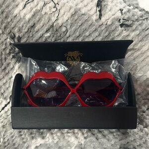 NIB Wildfox Lip Service Sunglasses